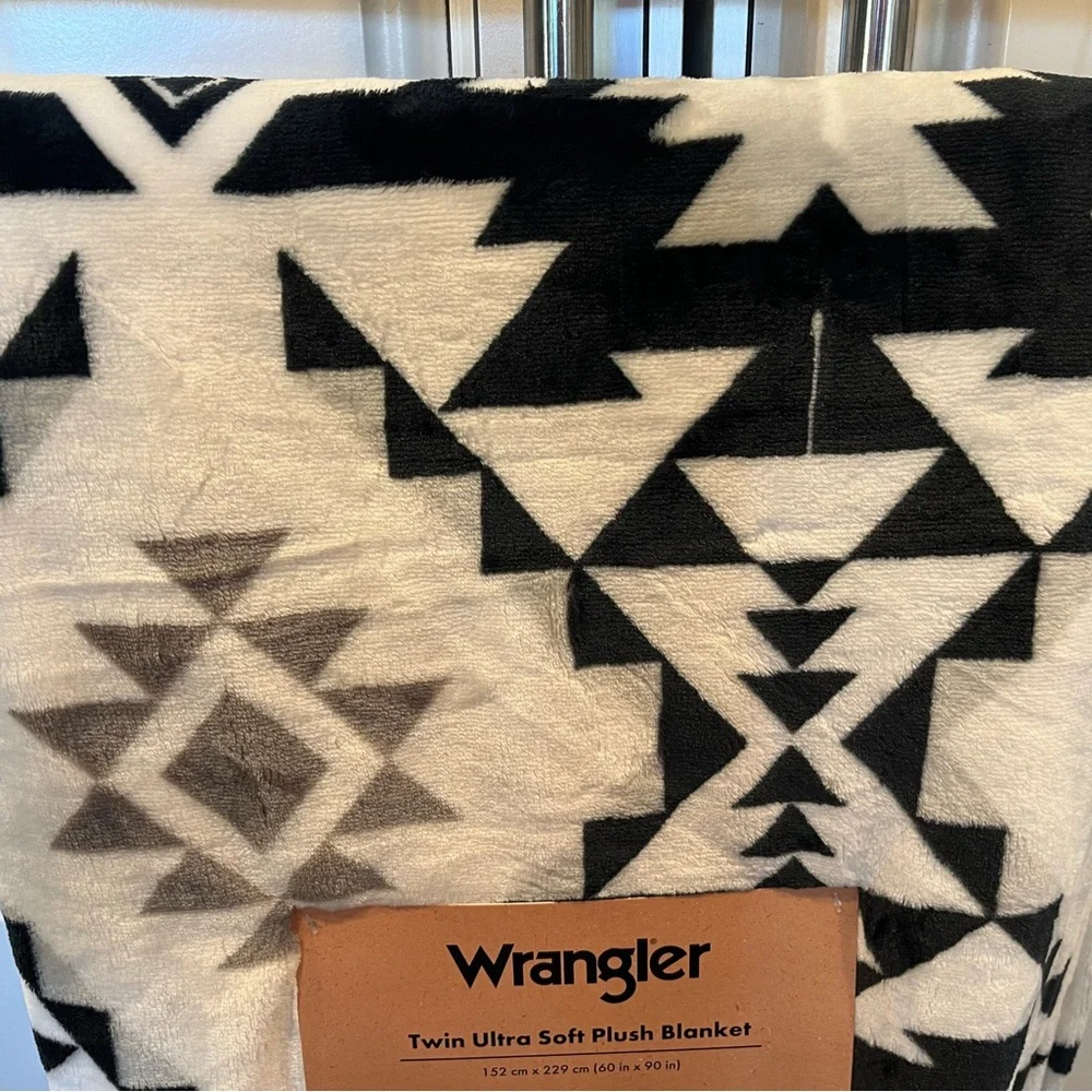 Wrangler Black and Cream Geometric Twin Plush Blanket
